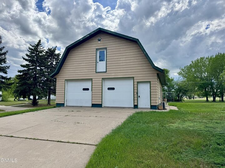 Property Photo: 417 4th Avenue SW ND 58523
