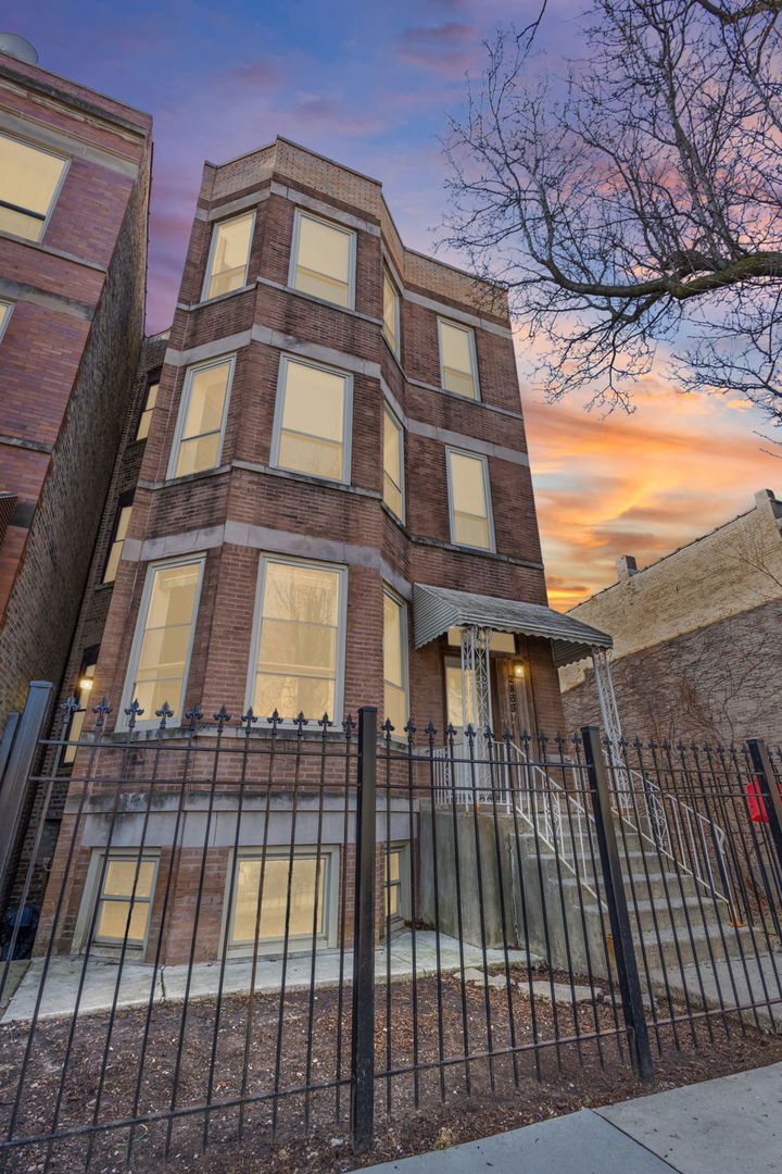 Property Photo: 2833 W Polk Street IL 60612