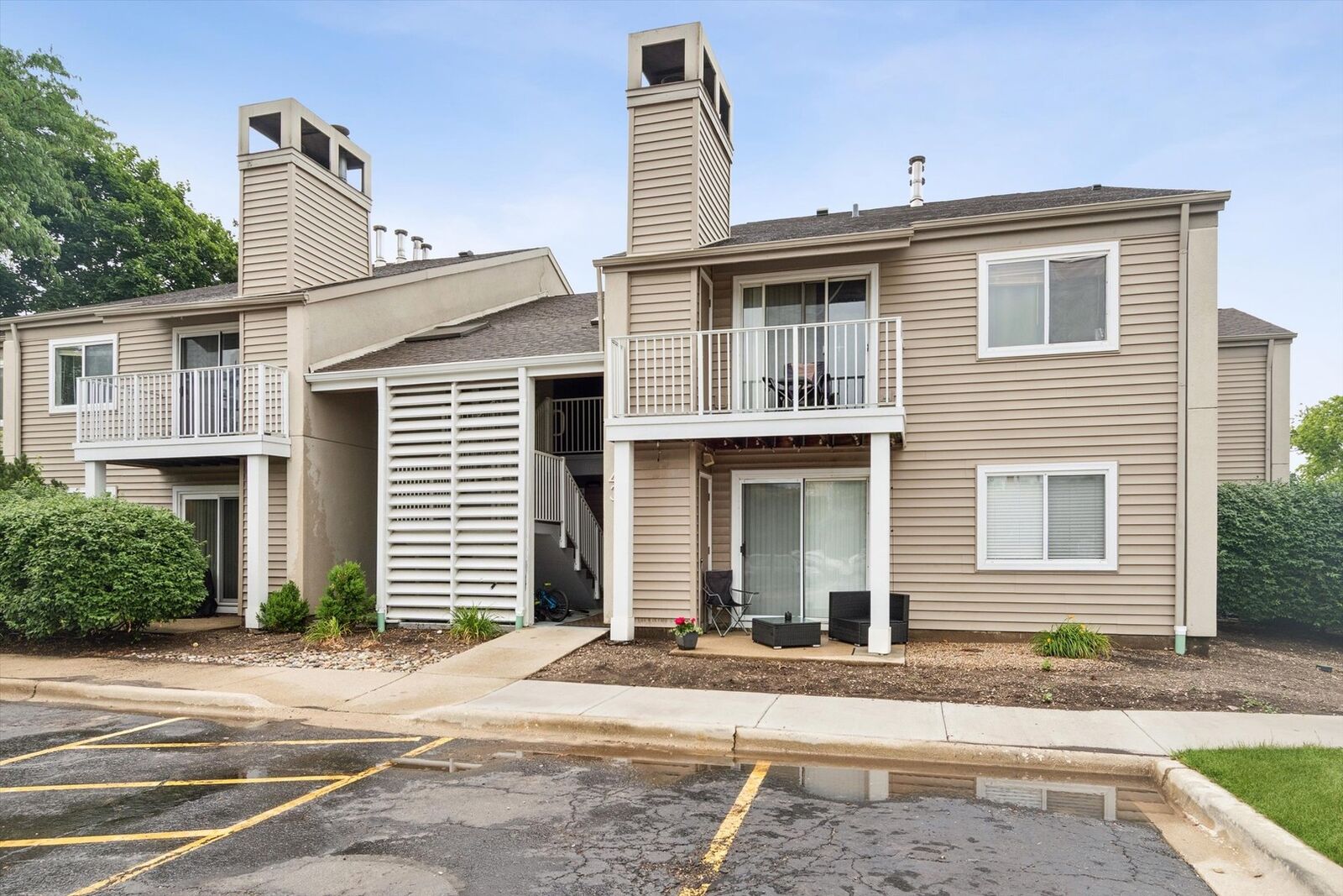 Property Photo: 43 Orchard Terrace 3 IL 60148