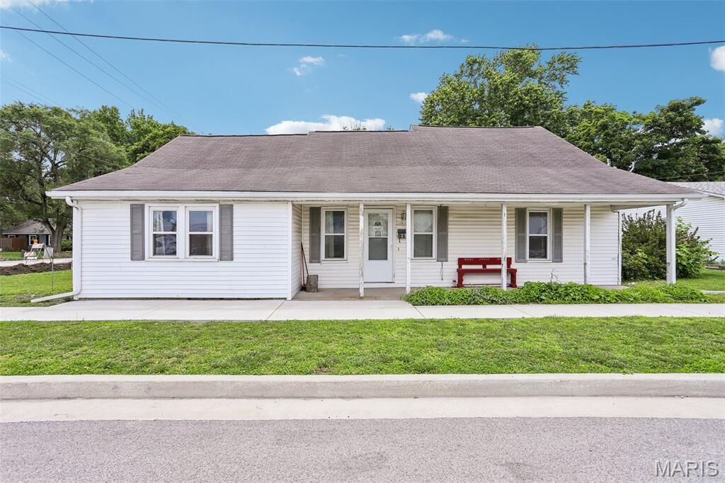 Property Photo:  226 E Sargent Street  IL 62056 