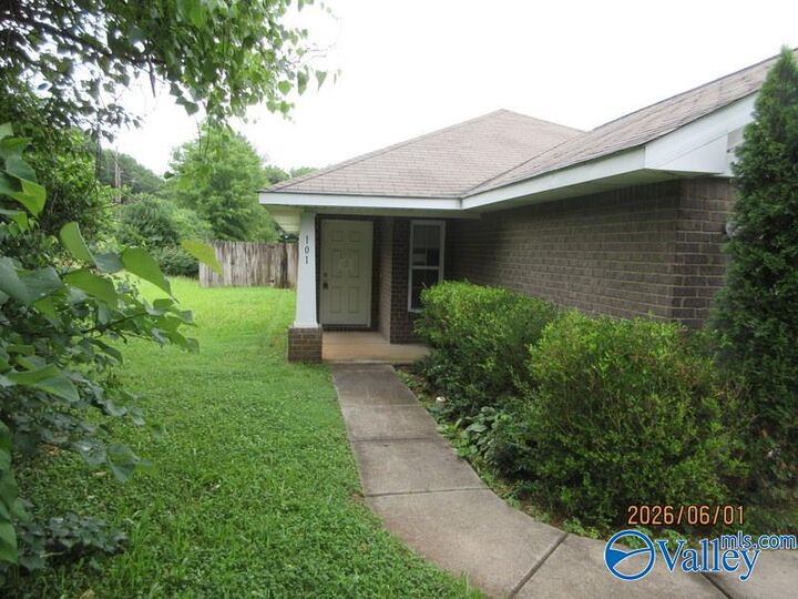 Property Photo:  101 Valleyside Drive NE  AL 35810 