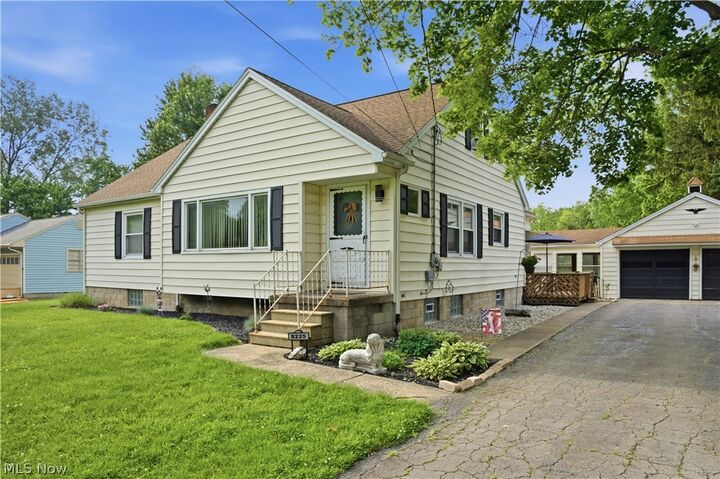 Property Photo: 8225 Kenyon Drive SE OH 44484