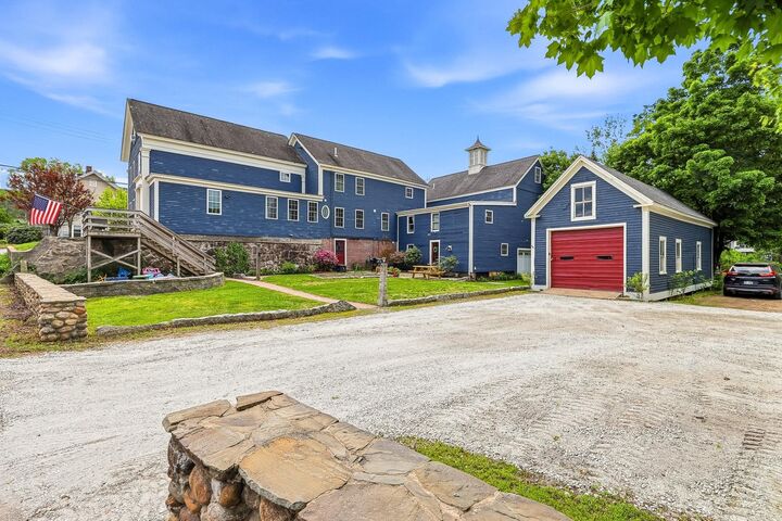 Property Photo:  1 Old Manchester Road  NH 03077 