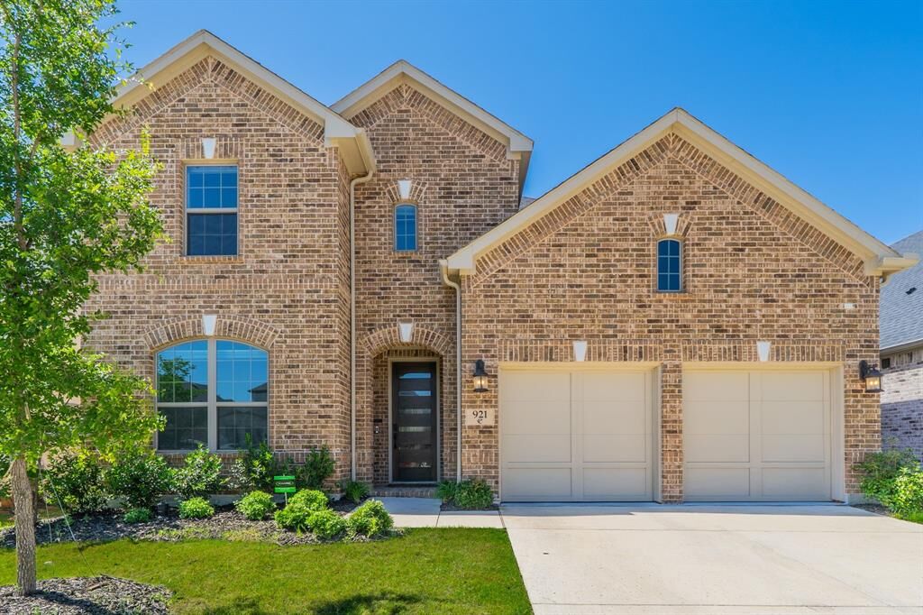 Property Photo:  921 Bayberry Drive  TX 76226 