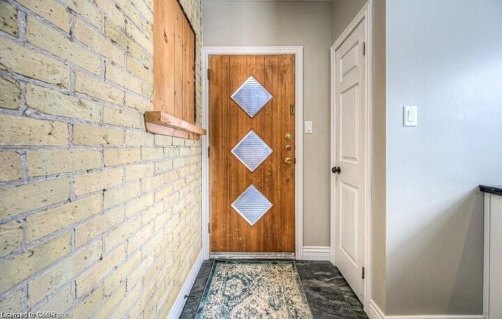 Property Photo:  186 Queen Street N 2  ON N2H 2J2 