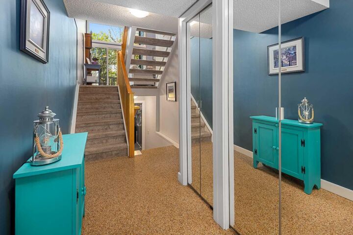 Property Photo:  185 Woodridge Drive SW 3  AB T2W 3X7 