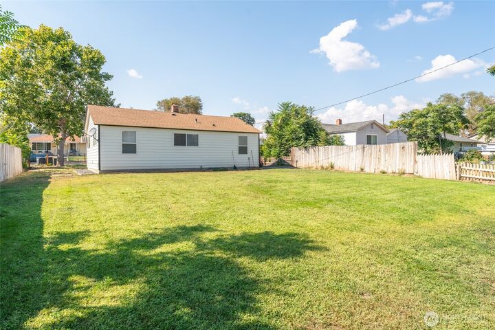 Property Photo: 519 N Clark Road WA 98837