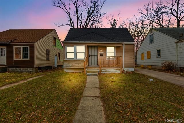 Property Photo:  17142 Pembroke Avenue  MI 48235 