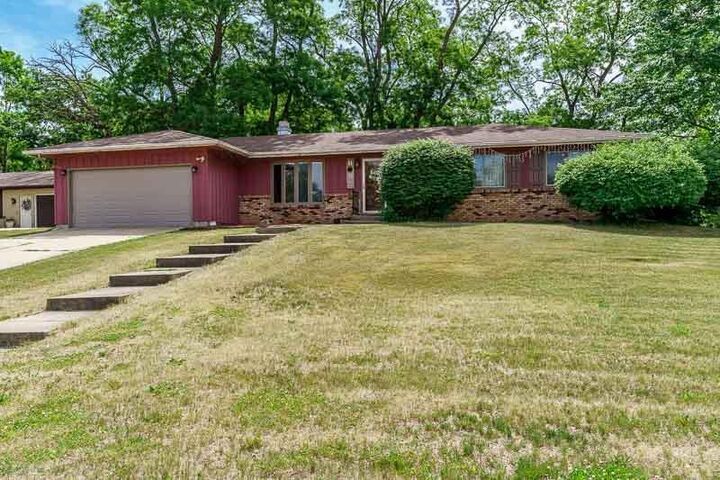 Property Photo:  1749 Oak Leaf Drive  IL 61080 