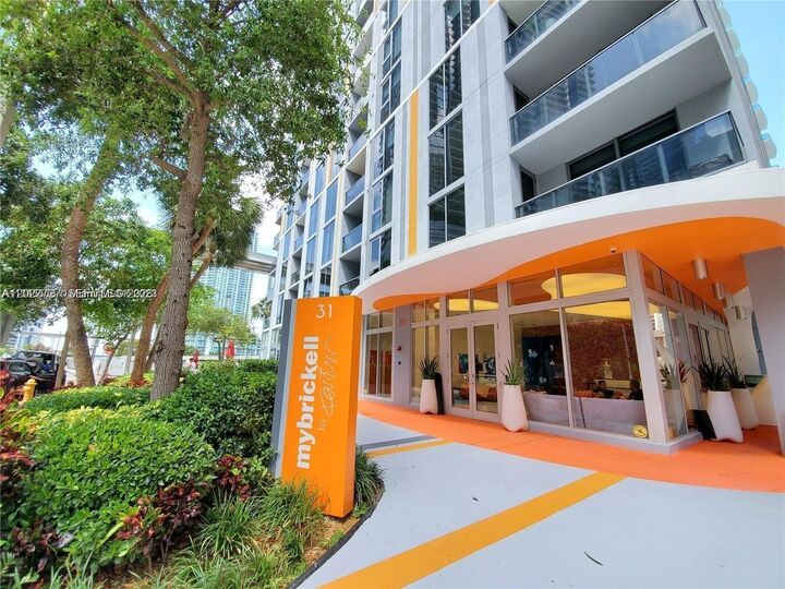Property Photo: 31 SE 6th St 505 FL 33131
