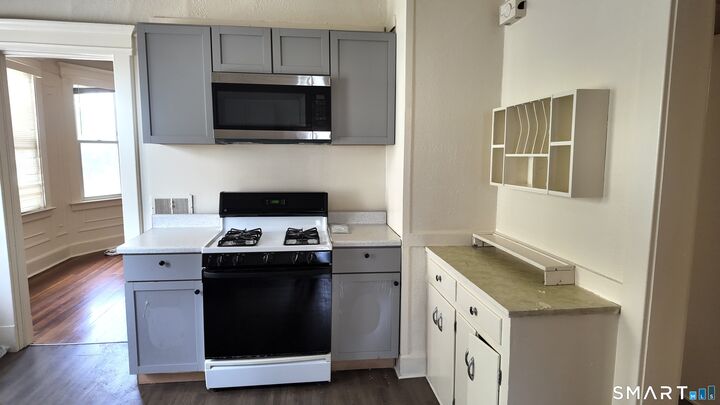Property Photo: 85 Thomas Street Fl 2 CT 06516