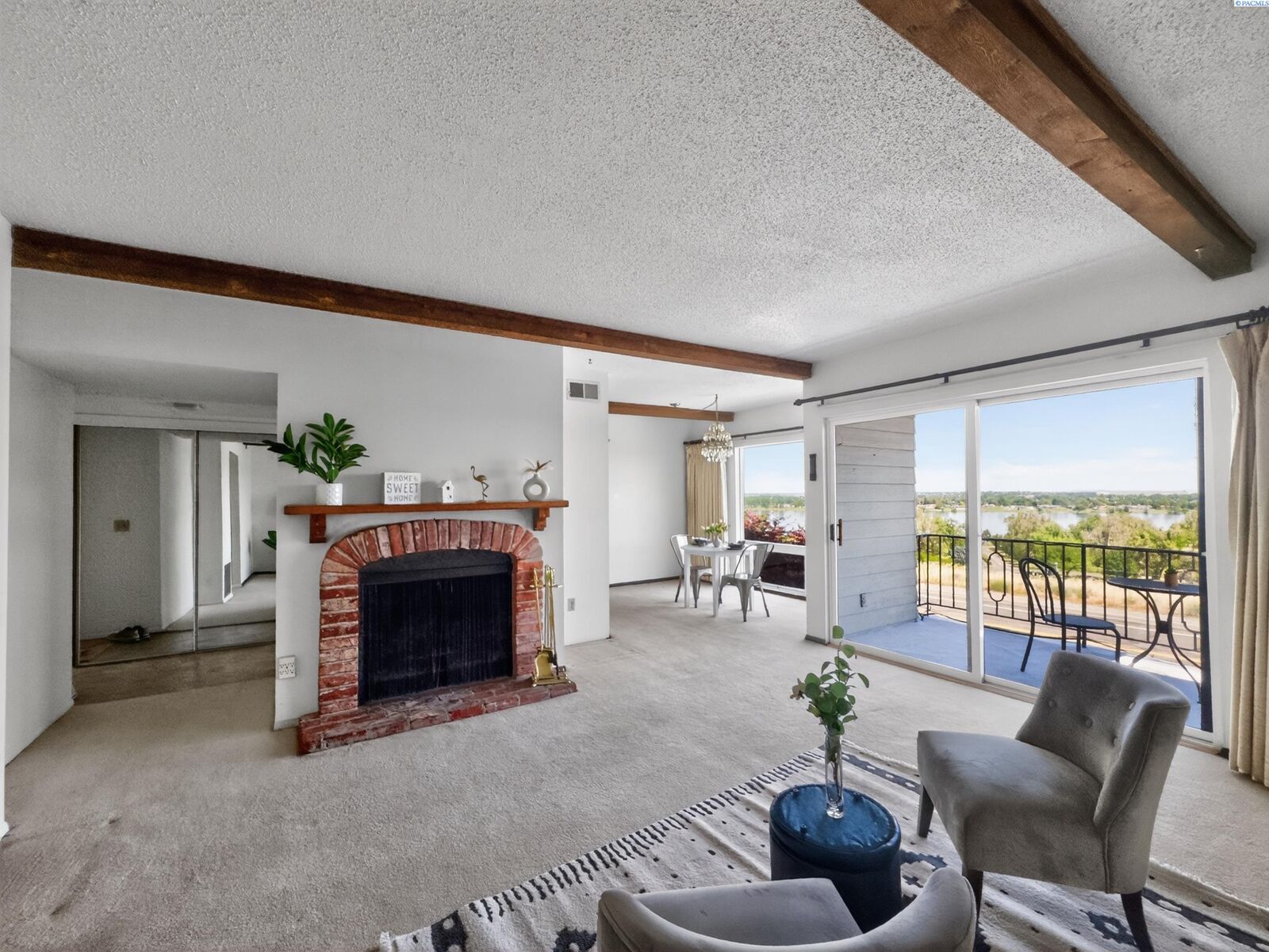 Property Photo:  2401 W Canal Dr D-1  WA 99336 