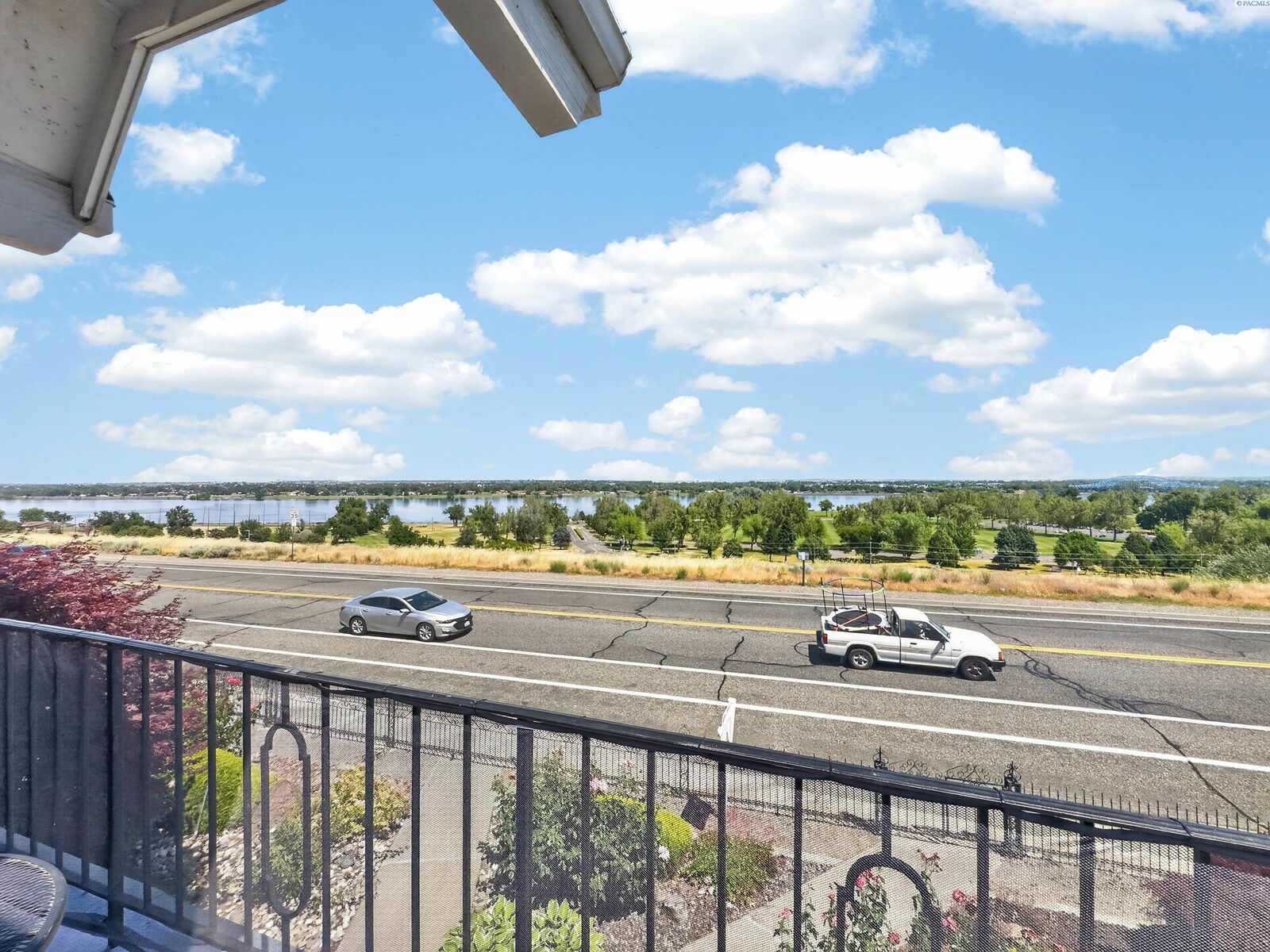 Property Photo:  2401 W Canal Dr D-1  WA 99336 