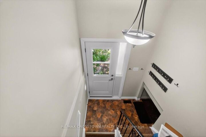 1095 Mississaga Street W 121 — photo 1