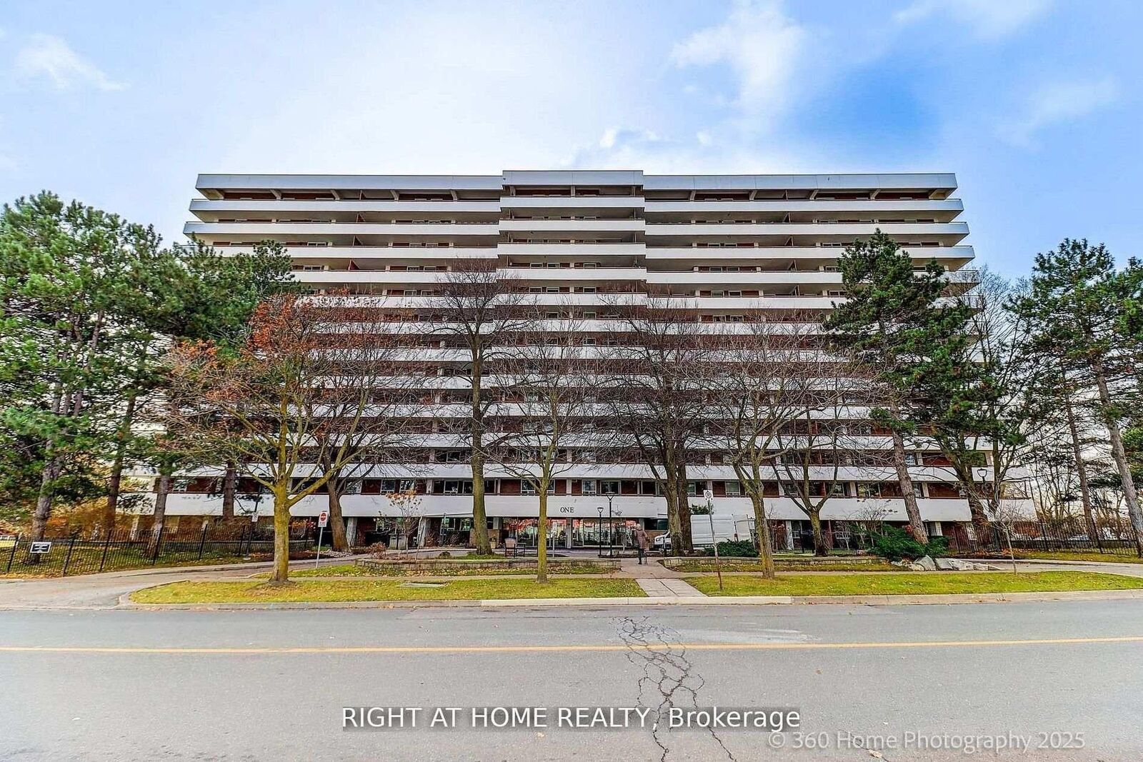 Property Photo:  1 Royal Orchard Boulevard 803  ON L3T 3C2 