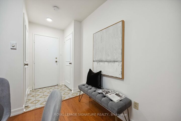 Property Photo: 212 St. George Street 201 ON M5R 2N5