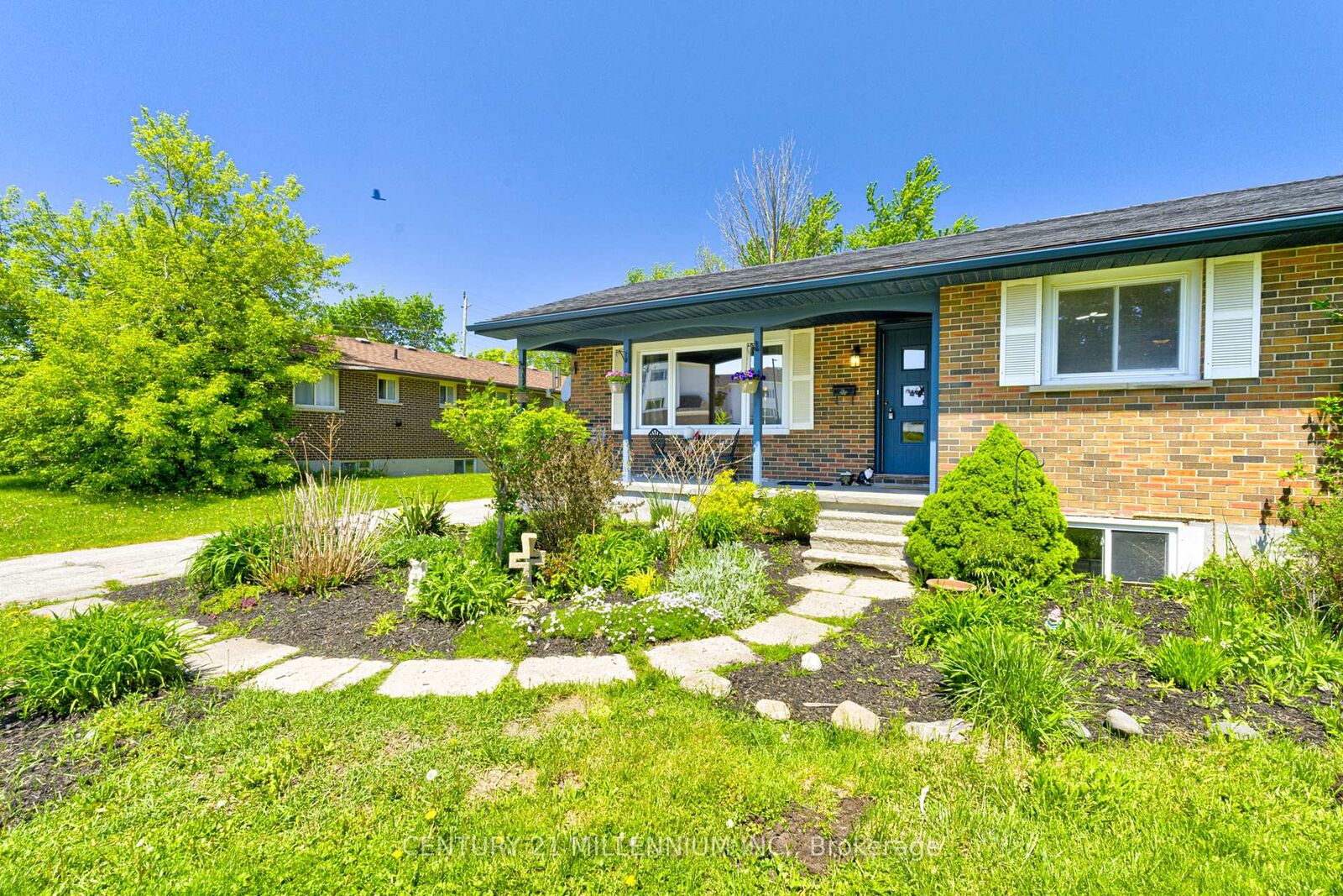 Property Photo:  210 Centre Street  ON L0N 1S4 