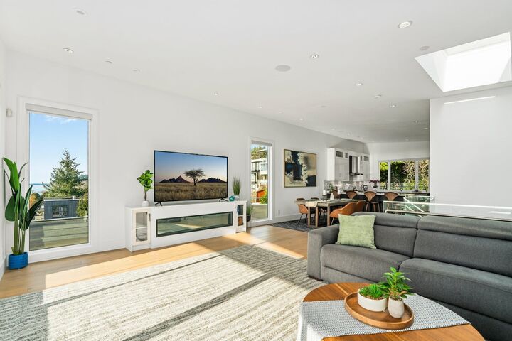 Property Photo: 14857 Buena Vista Avenue BC V4B 1X3
