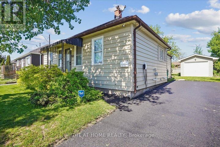 Property Photo:  809 Rowena Street  ON L1H 4Z6 