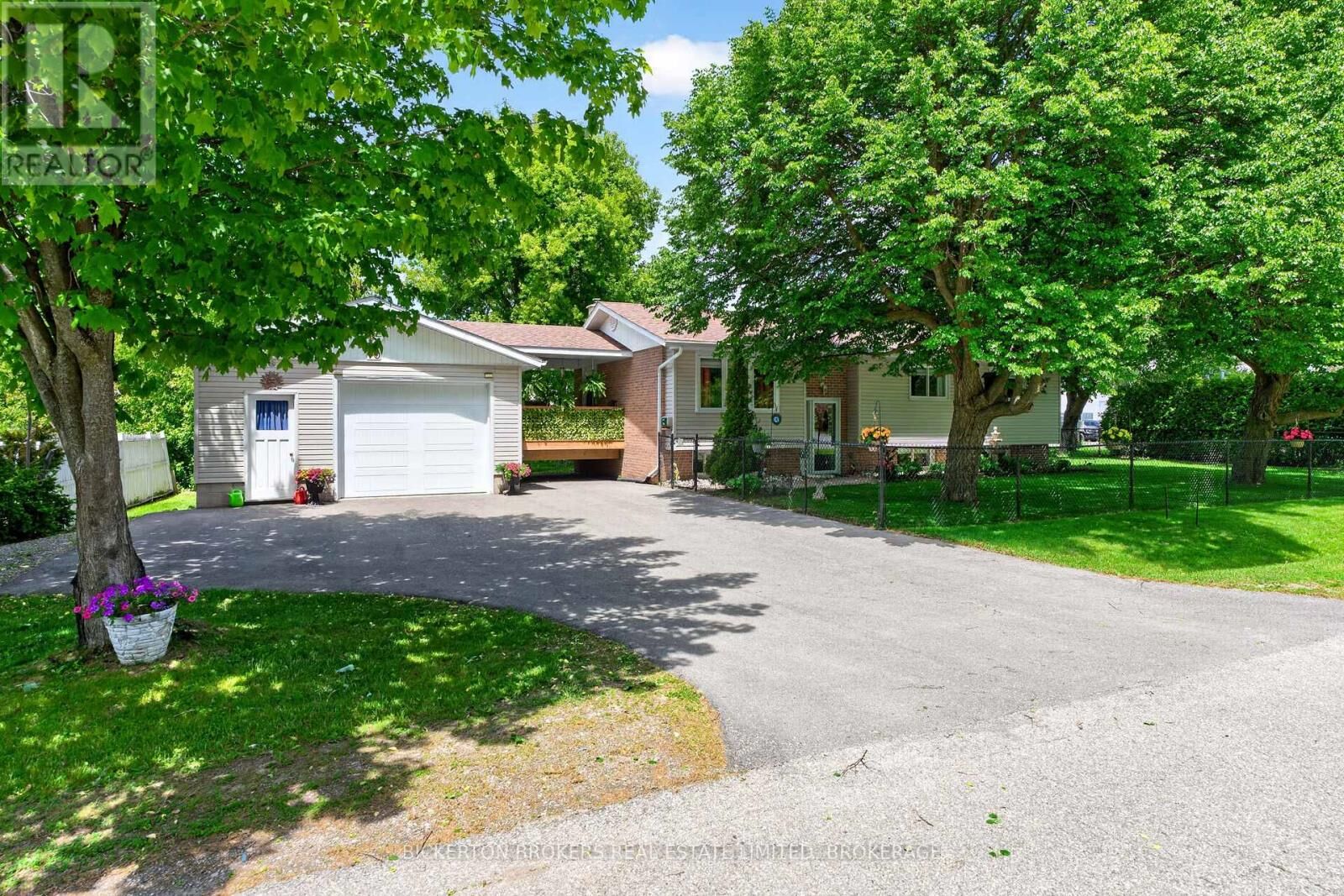 Property Photo:  90 Ann Street  ON K7G 1Z3 