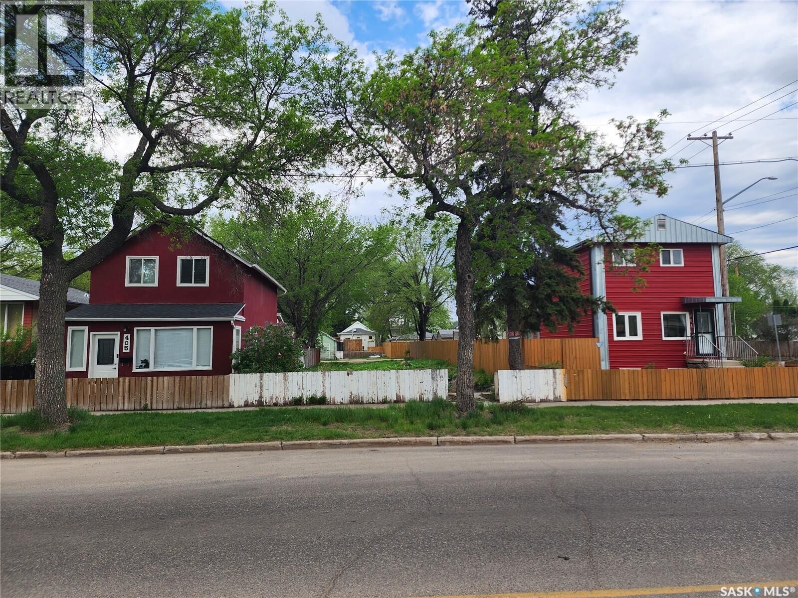 Property Photo:  403 H Avenue S  SK S7M 1W6 