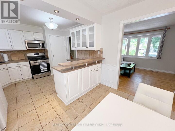 Property Photo:  116 Paperbirch Crescent East Upper Unit  ON N6G 1L7 