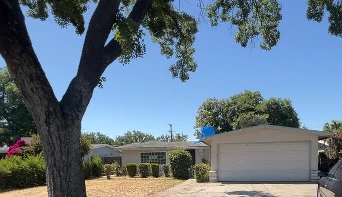 Property Photo:  1152 E Drummond Avenue  CA 93706 