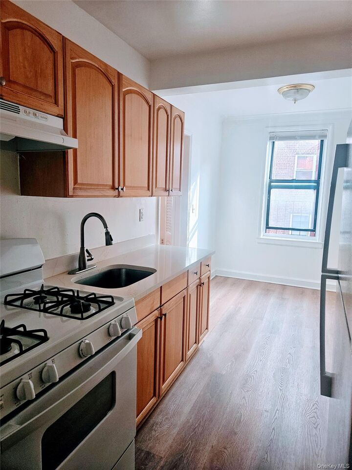 Property Photo:  1 Broad Parkway 6M  NY 10601 