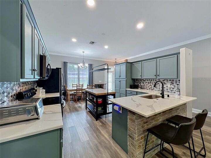 Property Photo:  300 E Geneva Street  FL 34761 