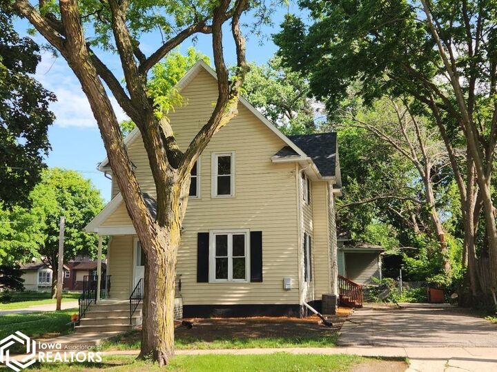 Property Photo:  326 1st Street NW  IA 50401 