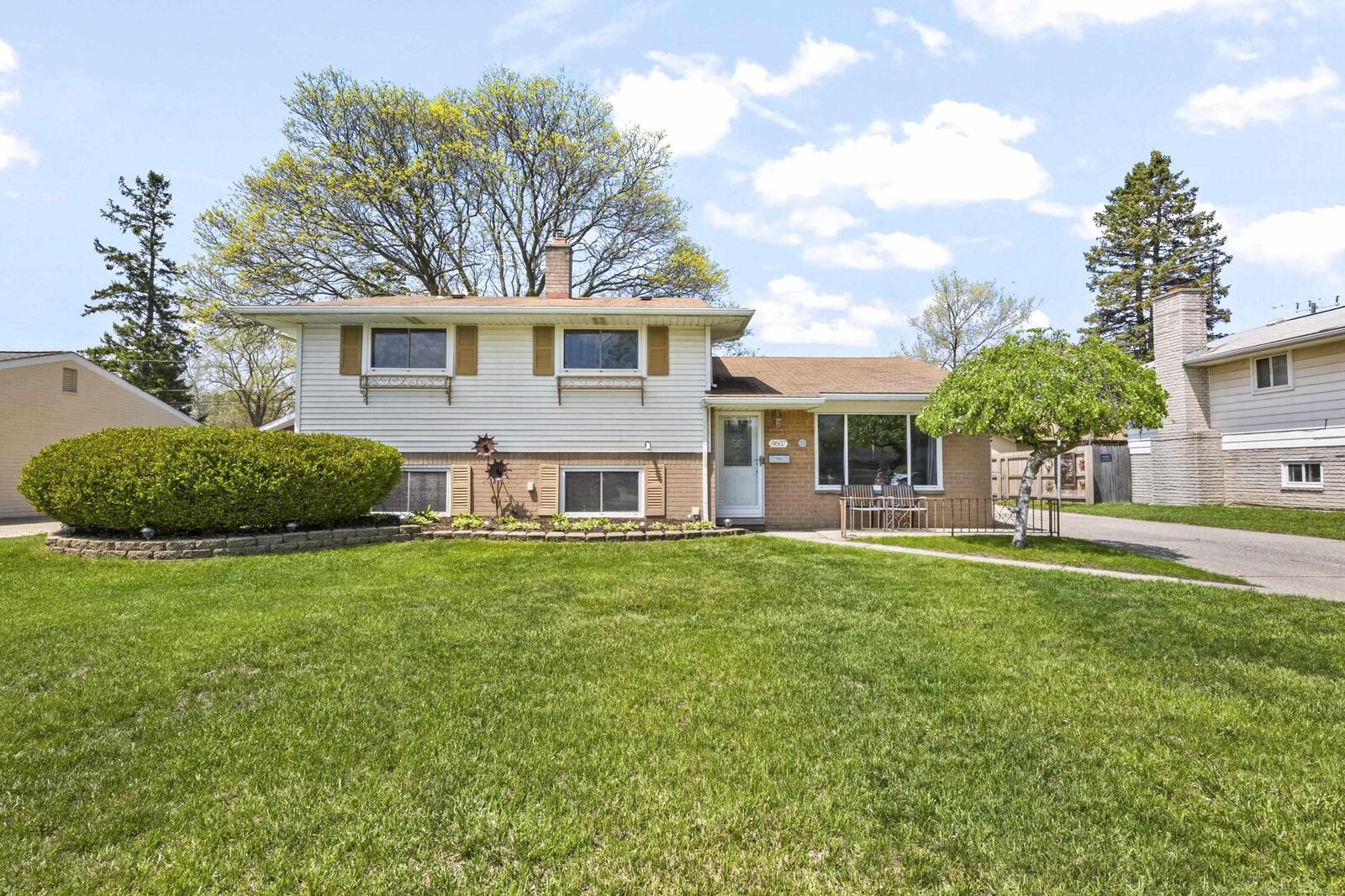 Property Photo:  8607 Leslie Drive  MI 48314 