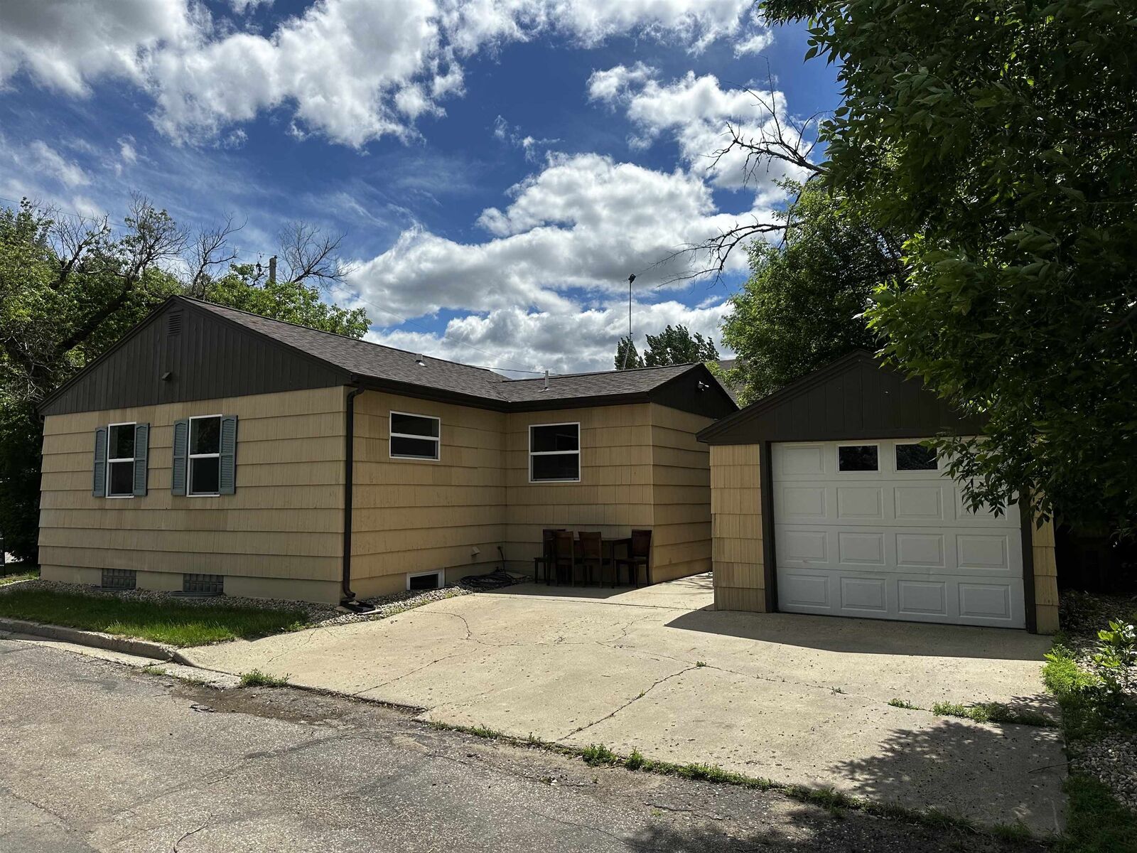 Property Photo: 509 NW 4th St ND 58703