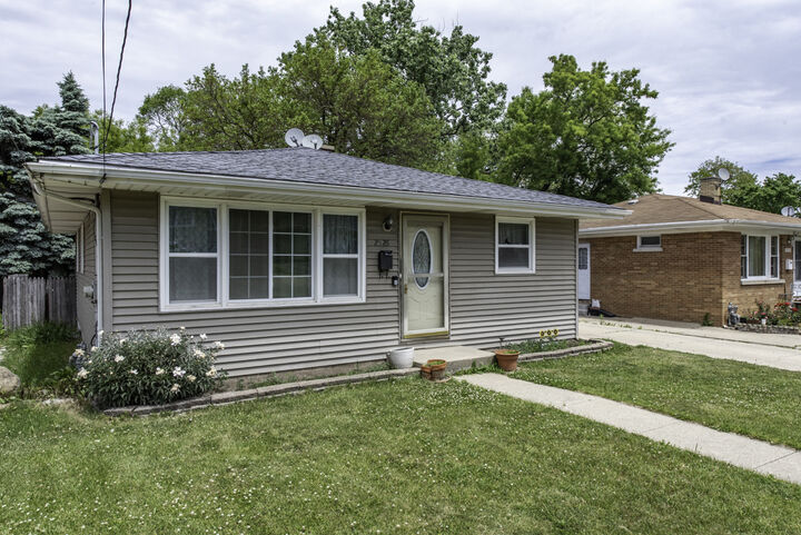 Property Photo:  2528 Lucia Avenue  IL 60085 