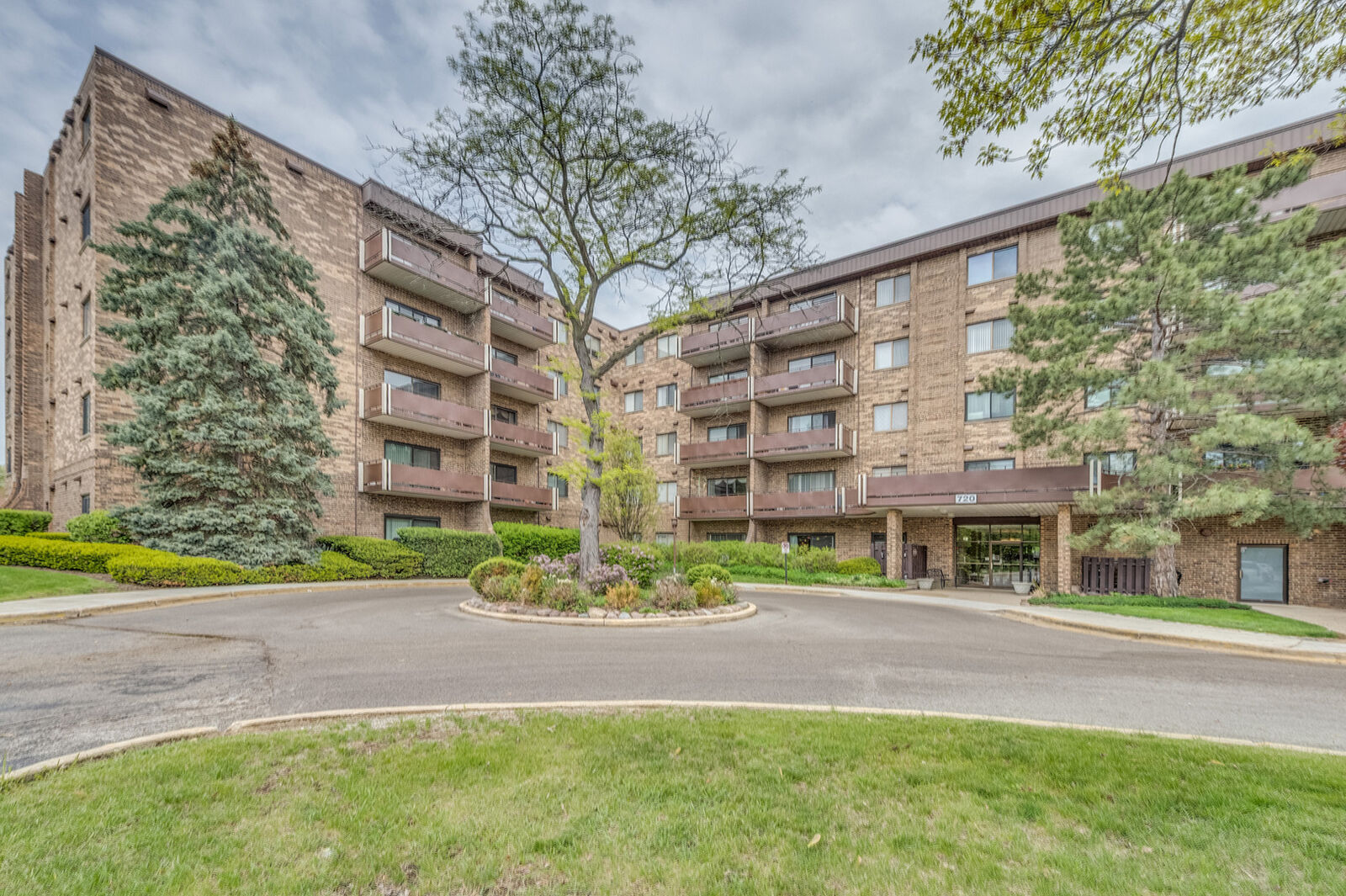Property Photo:  720 Wellington Avenue 307  IL 60007 