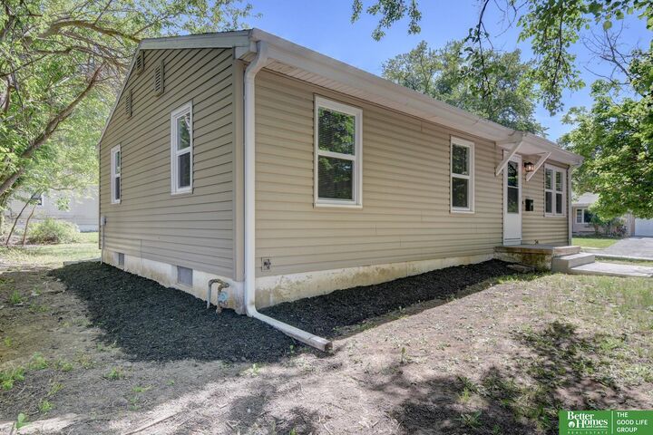 Property Photo: 6119 Camden Avenue NE 68104