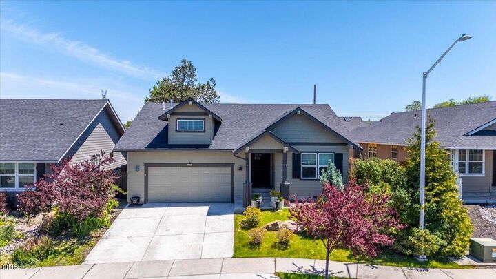 Property Photo:  270 NW 33rd Street  OR 97756 