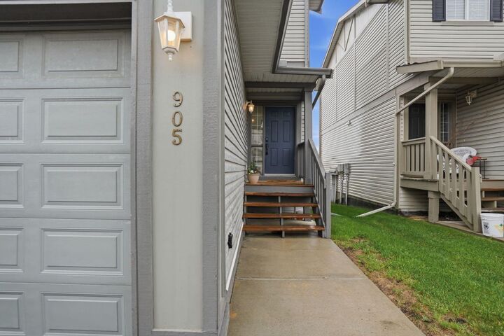 Property Photo:  720 Willowbrook Road NW 905  AB T4B 2Y9 