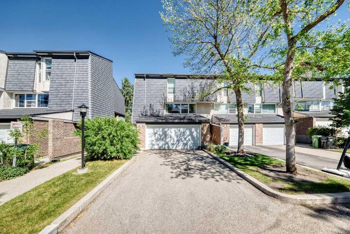 Property Photo:  400 Brae Glen Crescent SW  AB T2W 1B6 