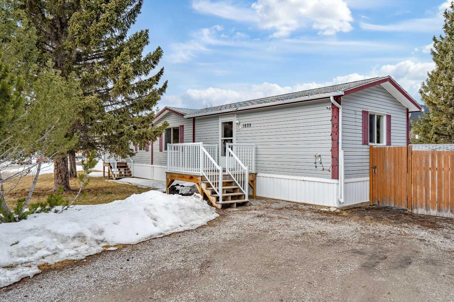 Property Photo: 1605 129 Street AB T0K 0E0