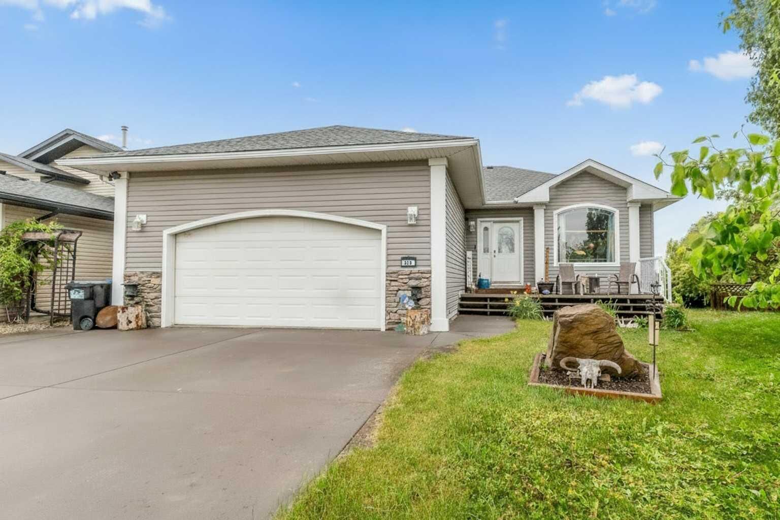 Property Photo:  210 Morris Place  AB T0M 0W0 