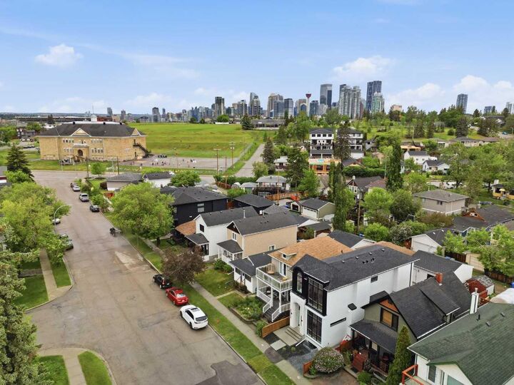 Property Photo:  806 23 Avenue SE  AB T2G 1N8 