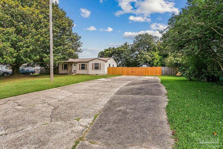 Property Photo:  4904 Birch Ave  FL 32506 