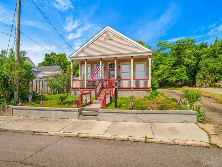 Property Photo:  1149 N Guillemard St  FL 32501 