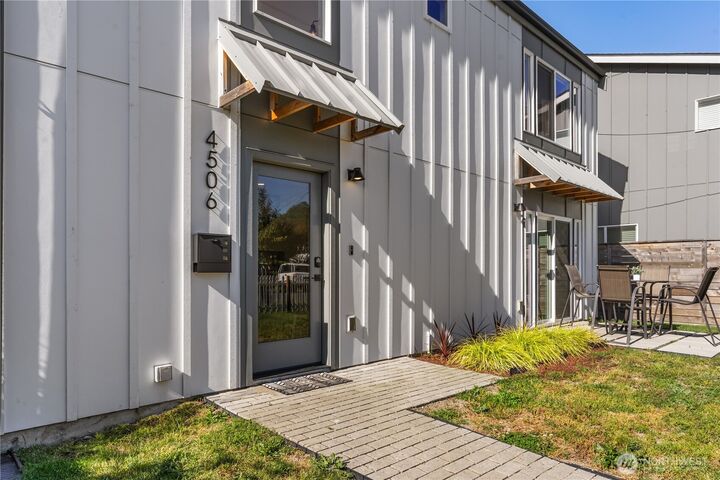 Property Photo:  4506  S Kenyon St  WA 98118 