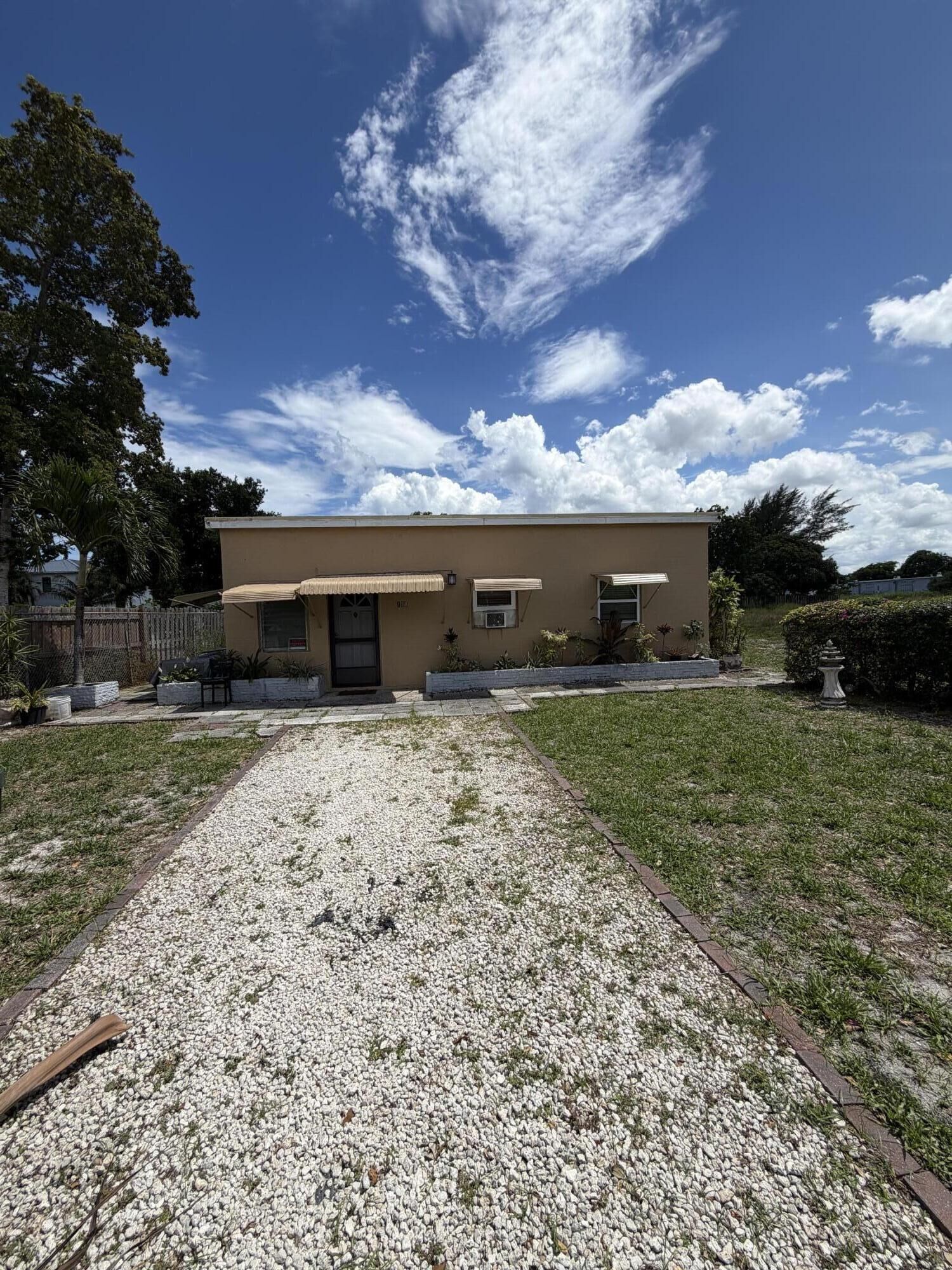 Property Photo:  198 SE 4th Street  FL 33483 