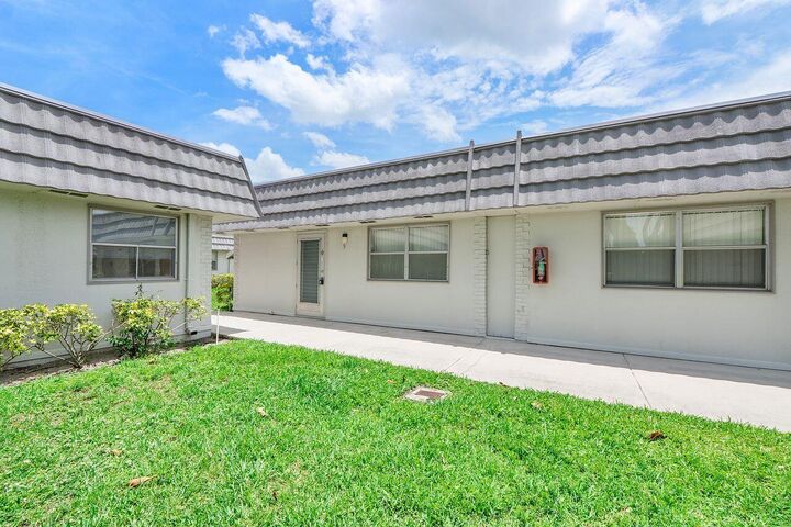 Property Photo:  9 Valencia Trail  FL 33446 