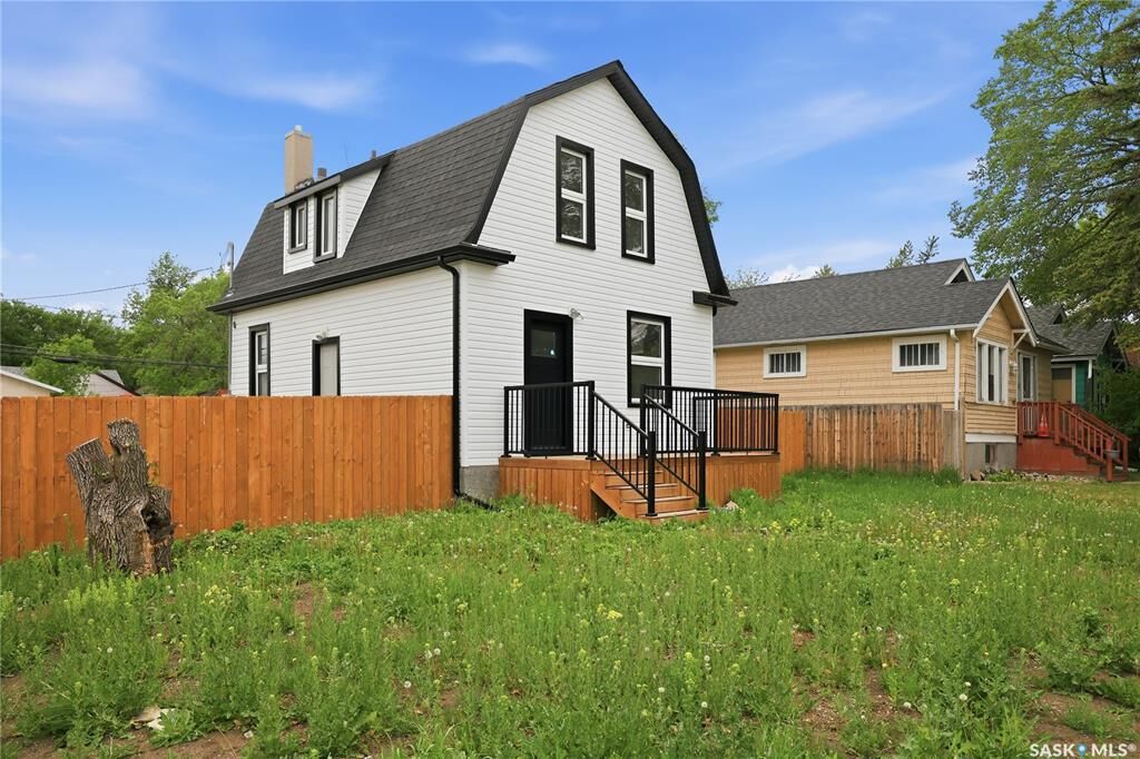 Property Photo:  1376 King Street  SK S4T 4G2 