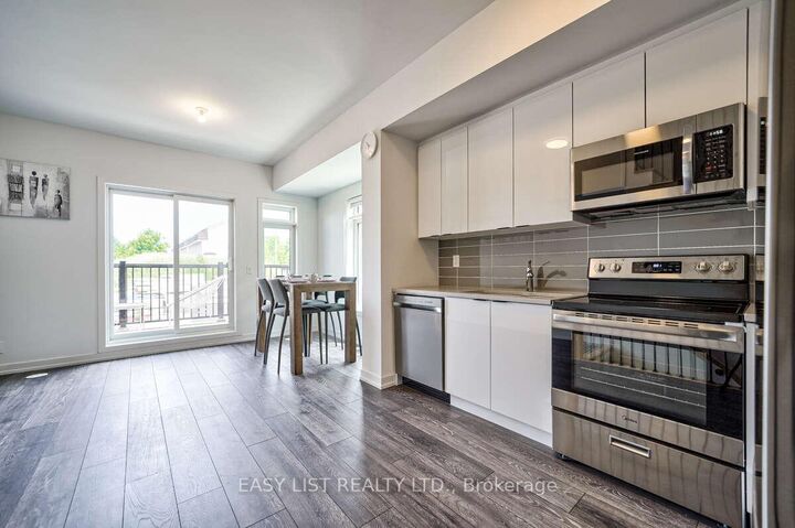 27 Spruce Pines Crescent — photo 1