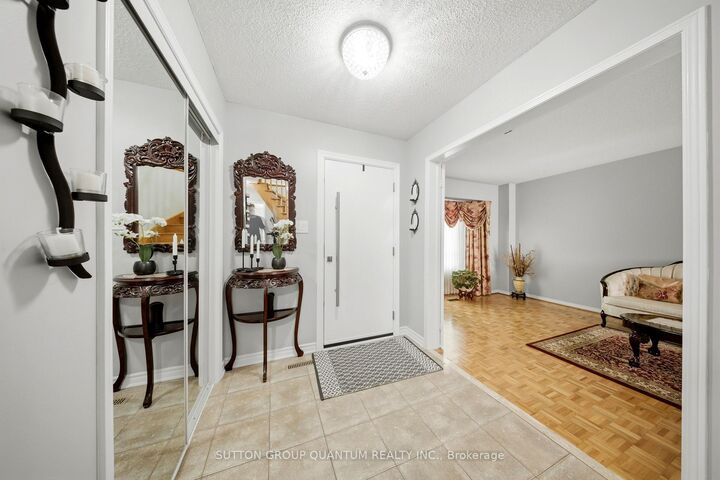 Property Photo:  276 Lech Walesa Drive  ON L5B 3W6 