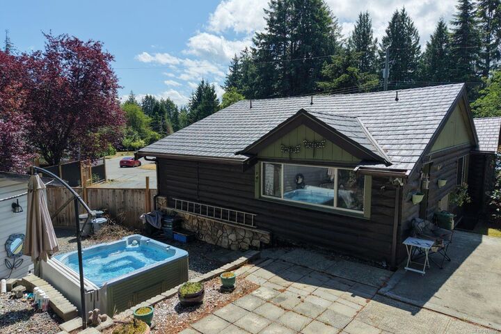 Property Photo:  3604 Rockcliffe Dr  BC V9T 5S2 